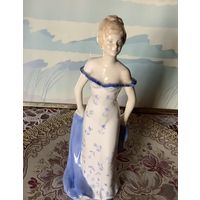 Статуэтка Дама с голубой шалью Ручная роспись Англия винтаж