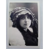 Шляпки. Девушка в шелковом капоре со шляпной булавкой, Россия, 1916