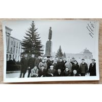 Фото у памятника Сталину в Гори. 1970 г. 12х18 см