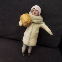 Ватная ёлочная игрушка девочка с корзинкой