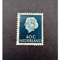 Марка Нидерланды 1952 год Королева