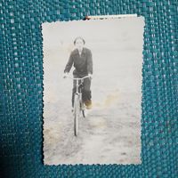 Фотография. Юноша на велосипеде. Ретро СССР.