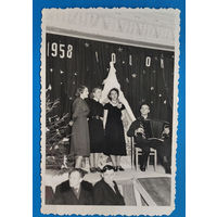 Фото на новогоднем вечере.  1958 г.  8х12 см