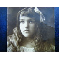 Фото начало 20-го века. Девочка удивительно похожая на артистку Елену Проклову.
