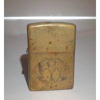 Зажигалка Zippo интересная.