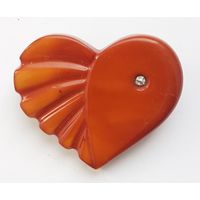 Брошь СССР янтарного цвета в форме сердца с кристалликом.