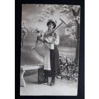 Почтовая карточка, Девушка с граблями. Англия. 1915 г.