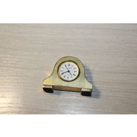 Настольные, кварцевые часы "ADORA" в металлическом корпусе, высота 4 см.