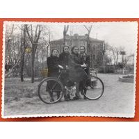 Фото школьниц с велосипедом. Казань. 1952 г. 8х11 см
