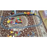 Железная дорога Lego (несколько наборов). Все отлично работает, поезд ездит, деталей много. Конечно фото не ахти, но какое получилось сделать.