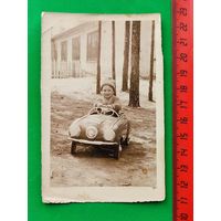 Фотография, мальчик в детском автомобиле.