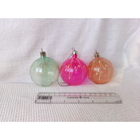 Ёлочные игрушки 2-3. Разноцветные прозрачные шарики со светонакопительным узором.