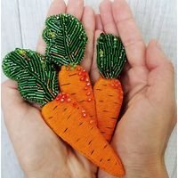 Брошь "Любовь - морковь" (ручная работа)