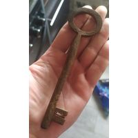 Огромный старый ключ