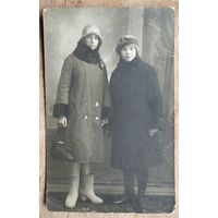 Фото двух женщин. 1930 г. 9х13 см