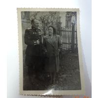 Фото ветерана войны с женой 40-50-е годы. СССР. Размер 8.5-11.5 см.