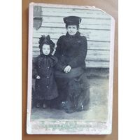 Фото кабинет-портрет "Мать и дочь", 1905 г.