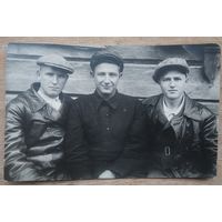 Фото трех парней. 1930-е. 9х14 см.