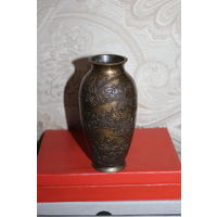 Тяжёлая, металлическая вазочка с рельефным рисунком, высота 12.5 см., есть вмятинка.