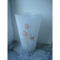 Большая ваза матового стекла с цветочным  рисунком - высотой 25см.