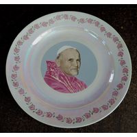 Большая фарфоровая тарелка с изображением Папы Римского Иоанна Павла 2. Диаметр 32 см. 80-е годы.