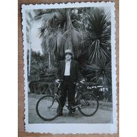 Фото мужчины с велосипедом. 1954 г. 8х13 см