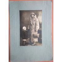 Фото женщины с ребенком. Тамбов. 1937 г. 10.5х17 см (На паспарту 20х28 см)