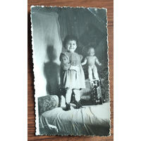 Фото девочки с куклой и гармонью. 8х13 см
