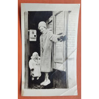 Фото женщины с ребенком в телефонной будке. 8х13 см