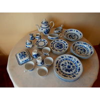 Сервиз столовый + чайный фарфор луковая роспись (рисунок) кобальт 6 персон, 39 предметов, 2 изготовителя Германия.