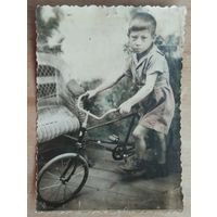 Фото ребенка на велосипеде. 1950-е. 8х11 см