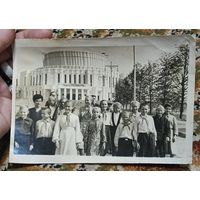 Групповое фото 1951 на фоне театра оперы и балета Минск