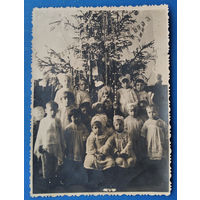 Фото детей у елки. 1951 г. 8х11 см.