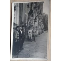 Фото группы содат у дворцового здания. 1946 г. 9х14 см.