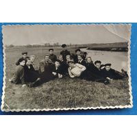 Фото группы молодежи на берегу реки. 1950-х. 6х9 см.