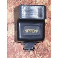 Фотовспышка NIPPON работает от 2 батареек АА