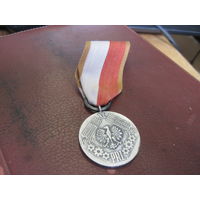 Медаль польская армейская 40 лет на службе народу.