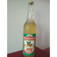 Ликероводочная бутылка с этикеткой "миндальный ликер" запечатана в 1995 г. С минимальной цены.