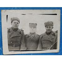 Фото трех военных. 1949 г. 9х12 см