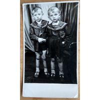 Фото двух мальчиков в матросках. 1950-е. 8х14 см.