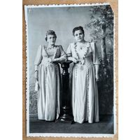 Фото двух дам. 1950-е. 11.5х17 см.