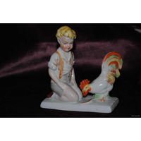 Фарфоровая мини-фигурка/статуэтка: "Мальчик с Петухом" 1951-1972 годы. Германия. Размер-11*12см.