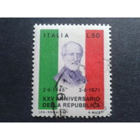Италия 1971 политик, на фоне флага Италии