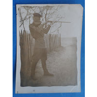 Фото человека с ружьем. 1950-е. 9х12 см.