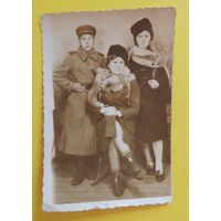 Фото "Офицер НКВД с девочками", 1946 г.